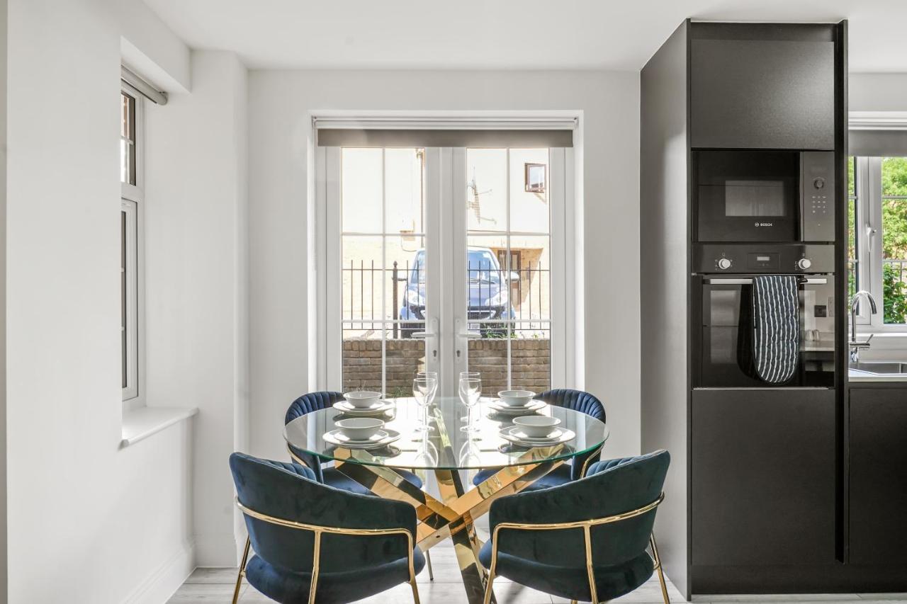 Drake House Apt 3 In Staines - Free Parking - Heathrow - Thorpe Park Екстер'єр фото