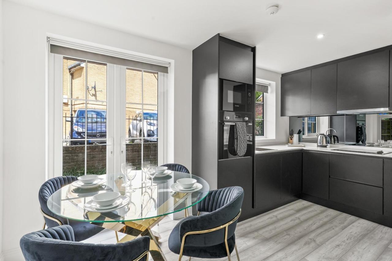 Drake House Apt 3 In Staines - Free Parking - Heathrow - Thorpe Park Екстер'єр фото